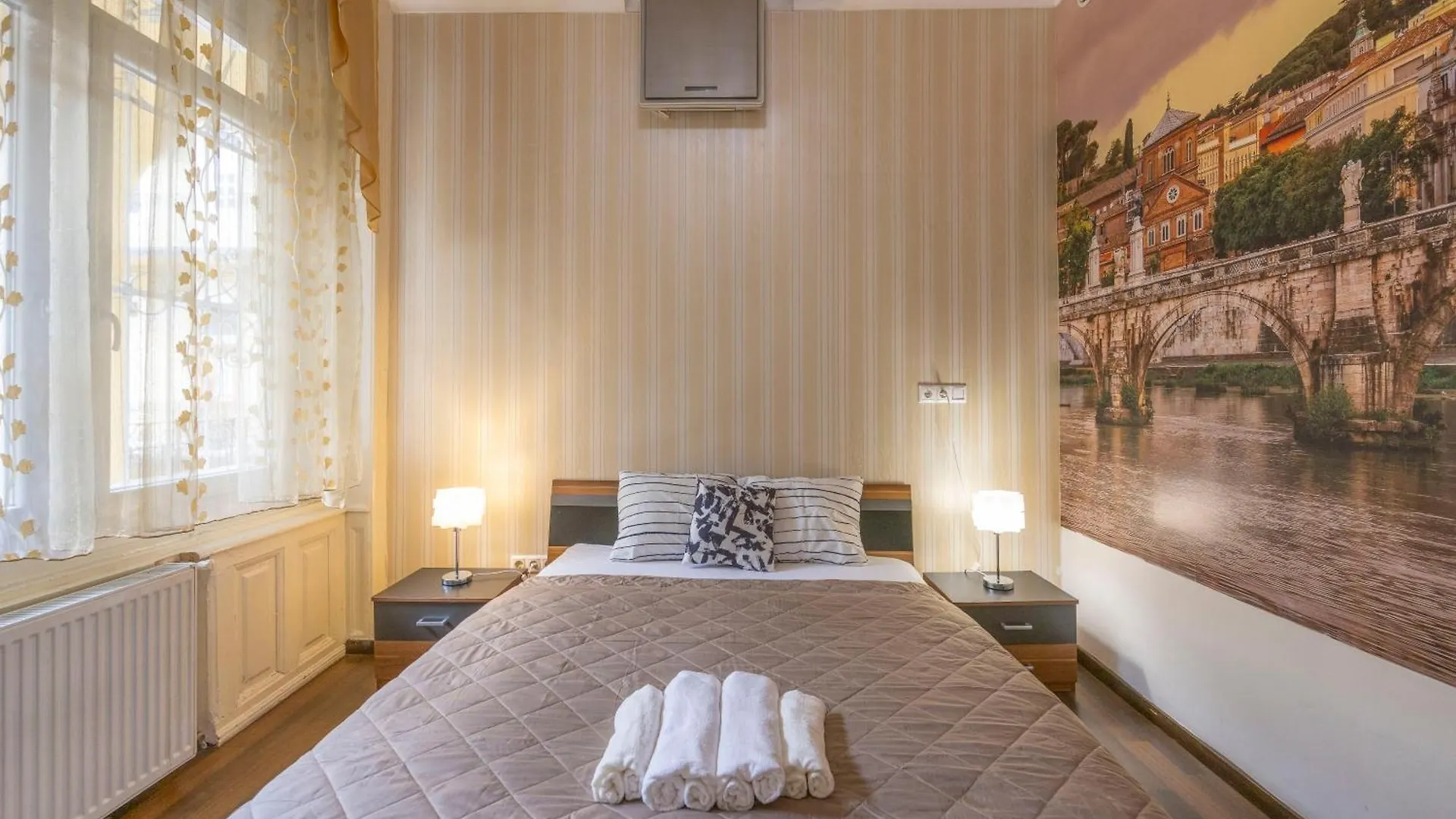 Warm & Cozy Central Home By Anna Budapest